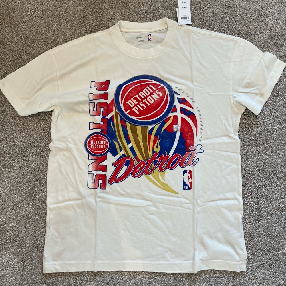 NWT Men’s Detroit Pistons Abercrombie & Fitch T-Shirt, Large